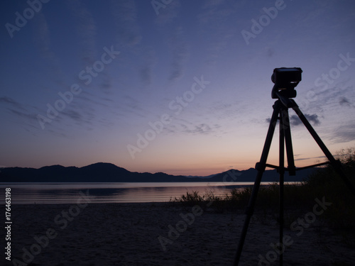 夕日を撮影している カメラ 三脚 機材