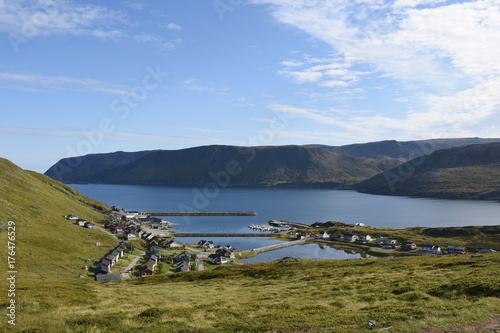 Norwegen, Norge, Honningsvåg, Nordkapp, Magerøya, Skarsvåg, Dorf, Fischerdorf, nördlichstes Fischerdorf, Straße, Beleuchtung, Bucht, Haus, Häuser, Kutter, photo