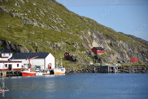 Norwegen, Norge, Honningsvåg, Nordkapp, Magerøya, Skarsvåg, Dorf, Fischerdorf, nördlichstes Fischerdorf, Straße, Beleuchtung, Bucht, Haus, Häuser, Kutter, photo