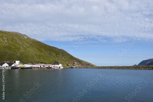 Norwegen, Norge, Honningsvåg, Nordkapp, Magerøya, Skarsvåg, Dorf, Fischerdorf, nördlichstes Fischerdorf, Straße, Beleuchtung, Bucht, Haus, Häuser, Kutter, photo