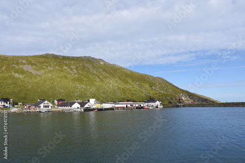 Norwegen, Norge, Honningsvåg, Nordkapp, Magerøya, Skarsvåg, Dorf, Fischerdorf, nördlichstes Fischerdorf, Straße, Beleuchtung, Bucht, Haus, Häuser, Kutter, photo