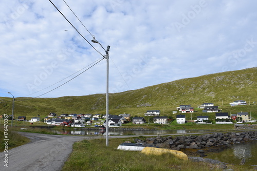 Norwegen, Norge, Honningsvåg, Nordkapp, Magerøya, Skarsvåg, Dorf, Fischerdorf, nördlichstes Fischerdorf, Straße, Beleuchtung, Bucht, Haus, Häuser, Kutter, photo