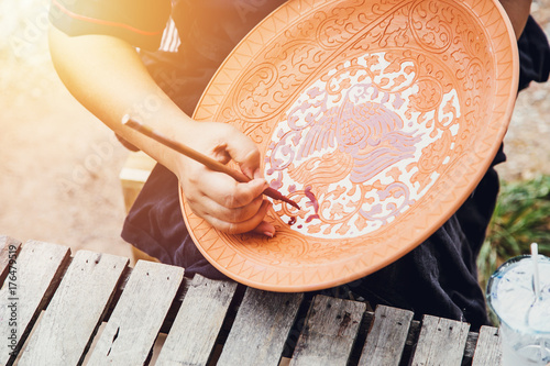 Foto Artist hand painting earthenware with traditional sukhothai styel pattern handcr