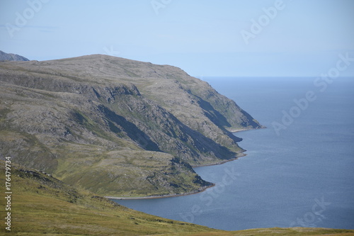 Norwegen, Norge, Nordkappfelsen, Nordkap, Klippe, Horn, Bucht, Nordkapp, Magerøya, Fjord, Tufjorden, Vestfjorden, Tunes, Straße, Weg, E69, Europastraße, Gras photo