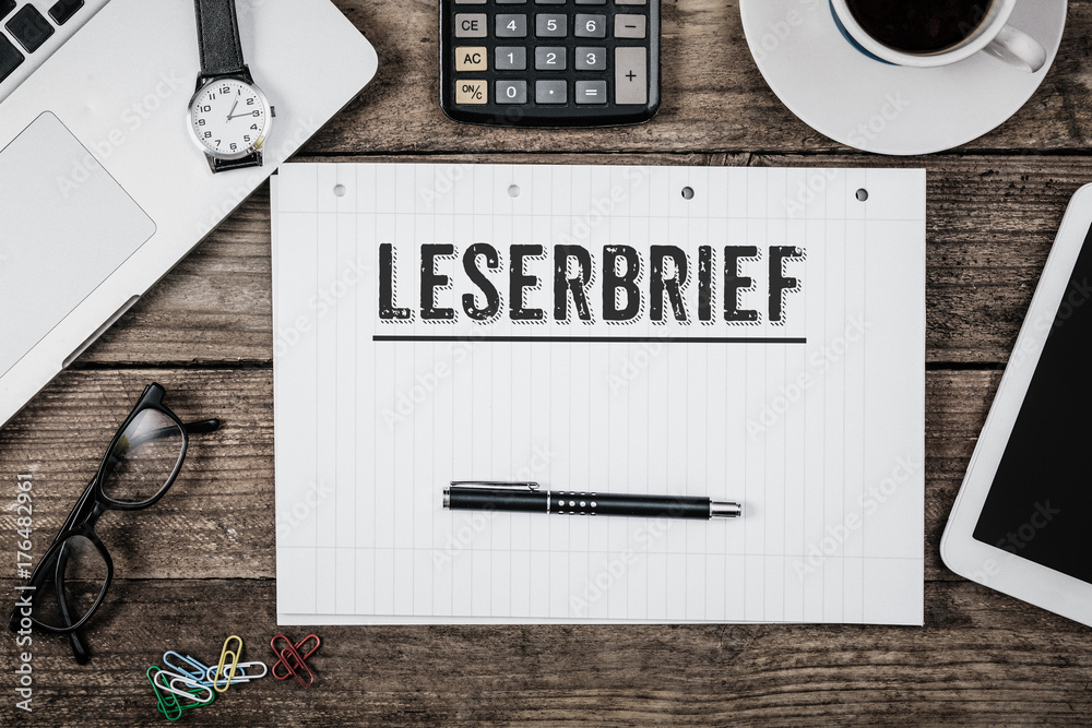 Leserbrief, Text auf Block auf Schreibtisch am Arbeitsplatz