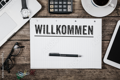 Obraz na plátně Willkommen, Block auf Schreibtisch am Arbeitsplatz