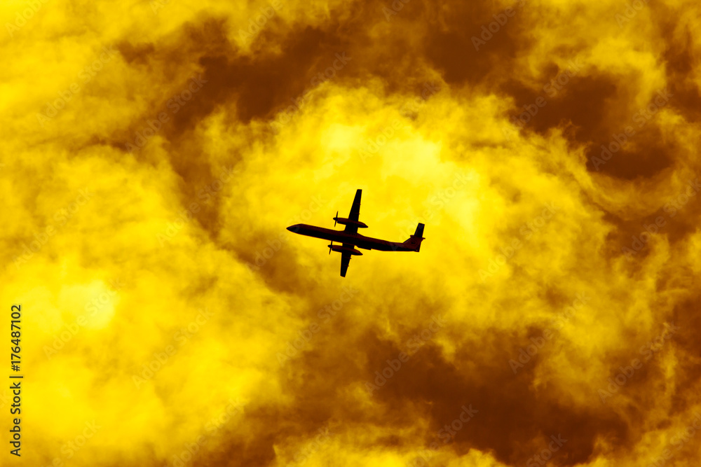 Naklejka premium Aircraft Passenger take off shot at sunset time