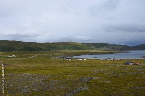 Norwegen, Norge, Nordkapp, Nordkap, Finnmark, Fjord, Prosangerfjord, Straße, Europastraße, E69, Tundra, Skuottanjargga, Kåfjorden, Kåfjord, Sandvik, Stranda photo