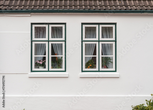 Fenster eines Landhauses mit weißer Fassade