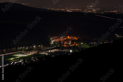 Industriezentrum bei Nacht von oben berndorf Stadt
