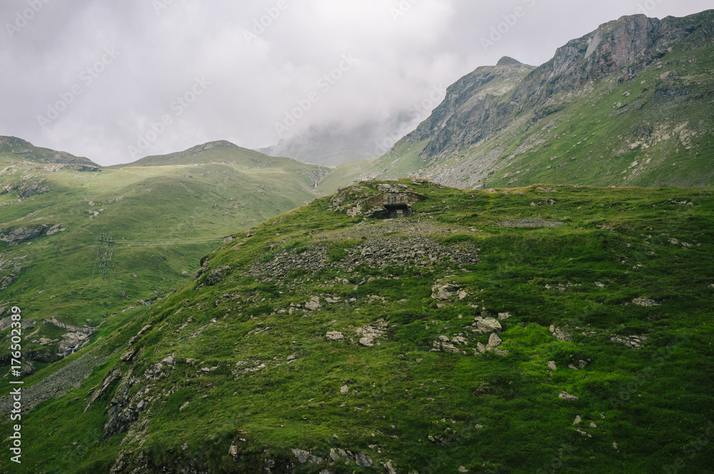 Naklejka premium Landschaft mit alten Bunker 