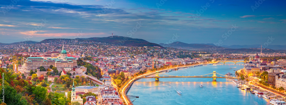 Naklejka premium Budapeszt. Panoramiczny obraz miasta Budapesztu, stolicy Węgier, podczas zachodu słońca.