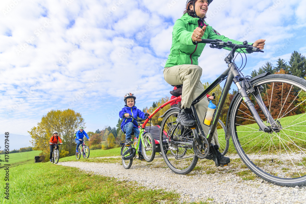 Obraz premium Familienausflug mit dem Rad in die herbstliche Natur