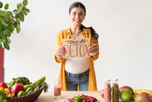 Foto pregnant woman with time to detox card