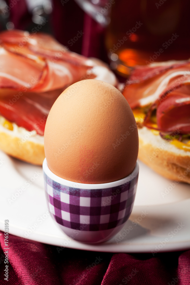 gekochtes Ei und Schinken