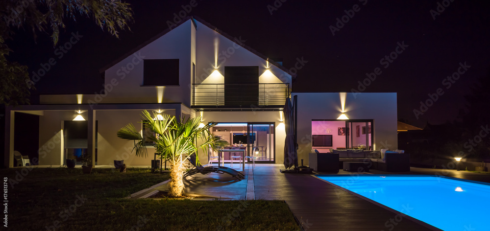 Fototapeta premium belle maison la nuit