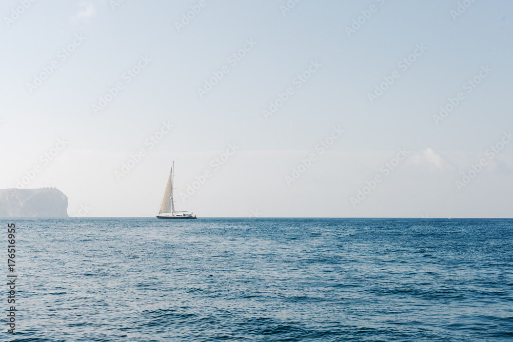 barco en el horizontes sobre mar azul