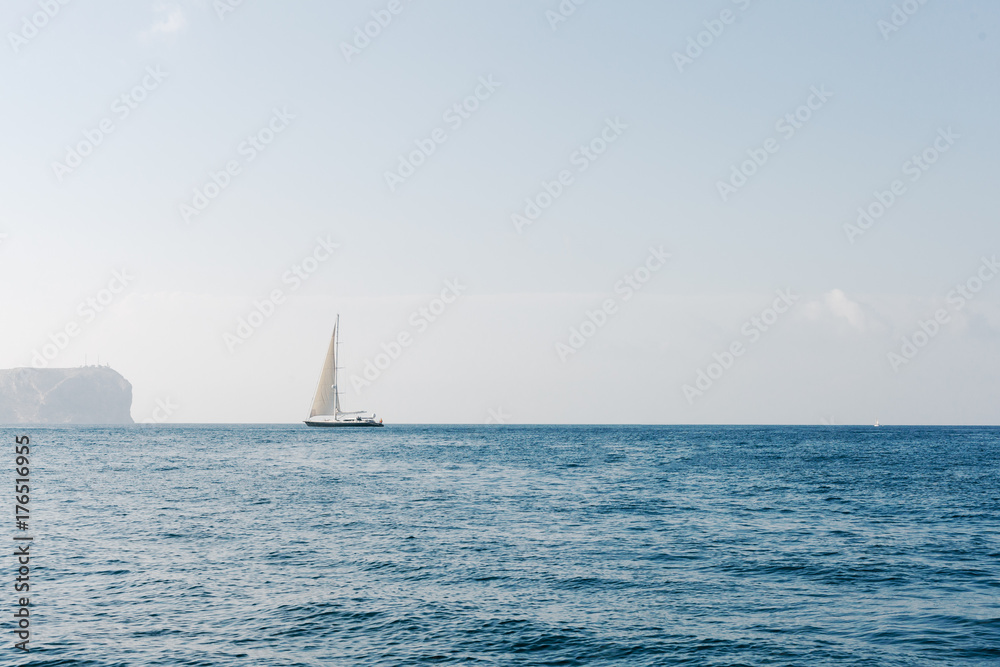 Fototapeta premium barco en el horizontes sobre mar azul