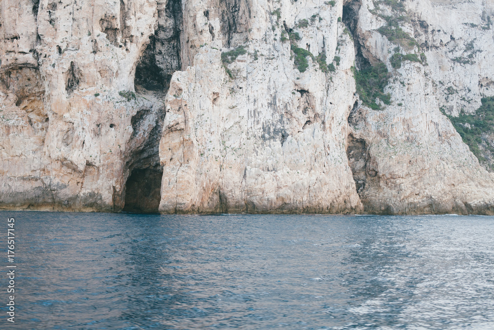 acantilado rocoso sobre mar azul al atardecer