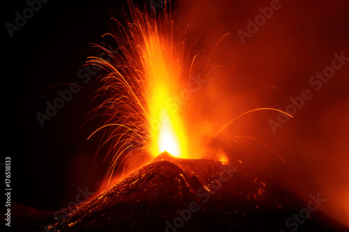 Eruzione di lava con esplosione sul cratere del Vulcano Etna