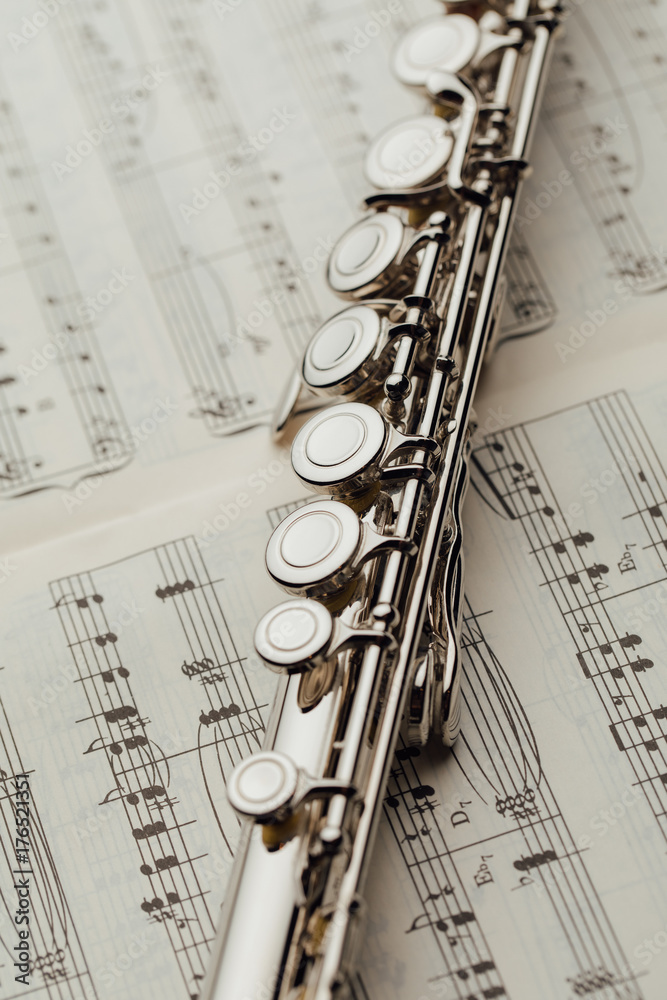 Obraz premium transverse flute on music sheet