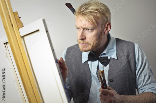 Tableau sur toile Concentrated painter at work