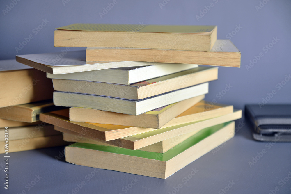 leggere un vecchio libro in casa, parte di una serie leggere un vecchio libro in casa, parte di una serie