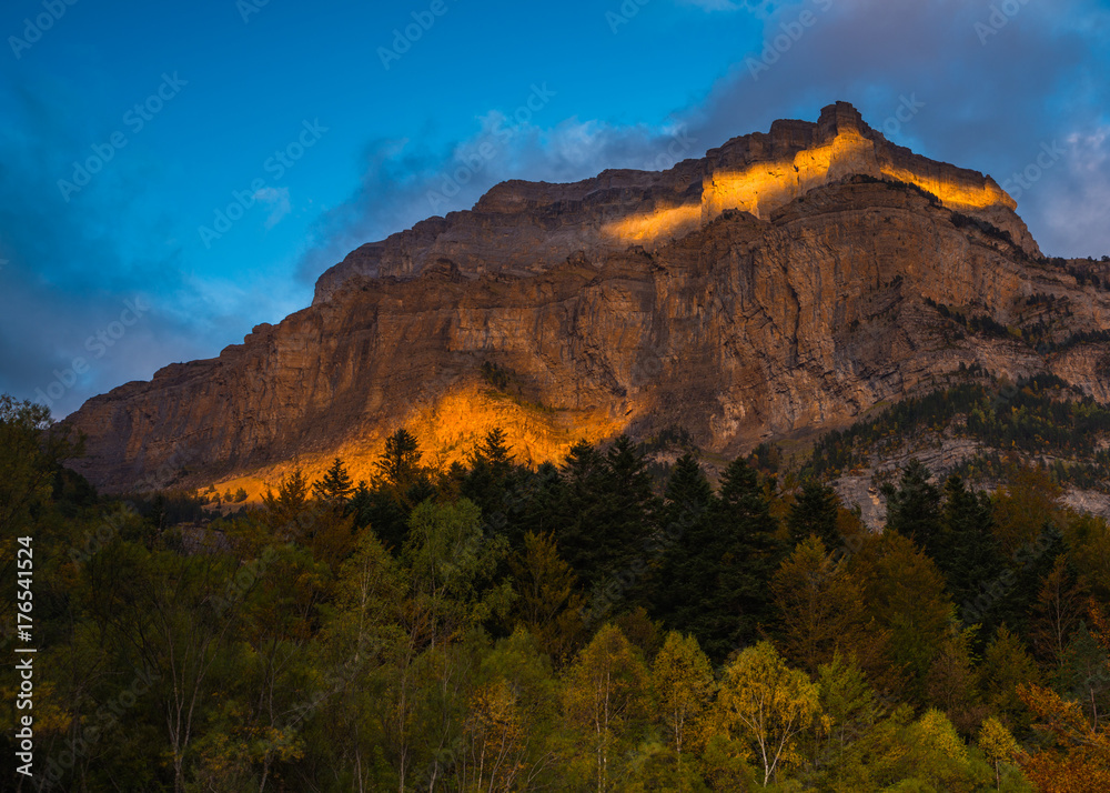 Fototapeta premium The last sunshine rays illuminating the Tozal de Mallo mountain in Ordesa National Park