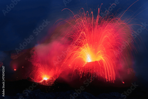 Stromboli potente esplosione al Cratere attivo del vulcano con lava 