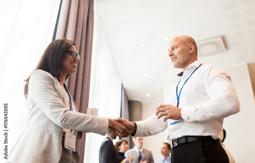 Obraz premium handshake of people at business conference