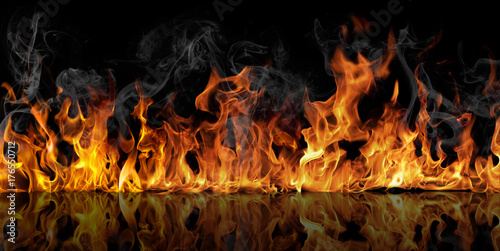 The texture of fire on a black background is reflected in a glossy table Fototapet