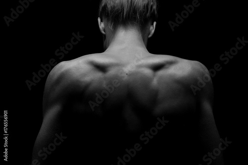 weiblicher trainierter Rücken und Schultern, Lowkey