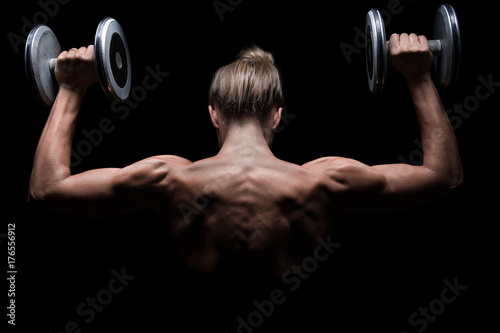weiblicher trainierter Rücken und Schultern mit Hanteln, Lowkey