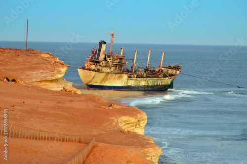 Wrak statku osiadłego na mieliźnie przy porcie Nouadhibou w Mauretanii 