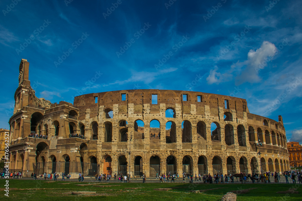Veduta del colosseo e cielo azzurro in una calda giornata d'estate a Roma