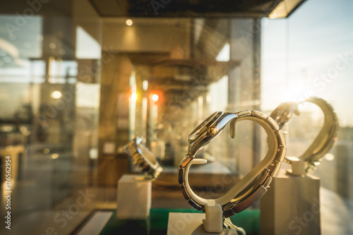 Foto Sun ray on luxury watches displayed in shopwindow