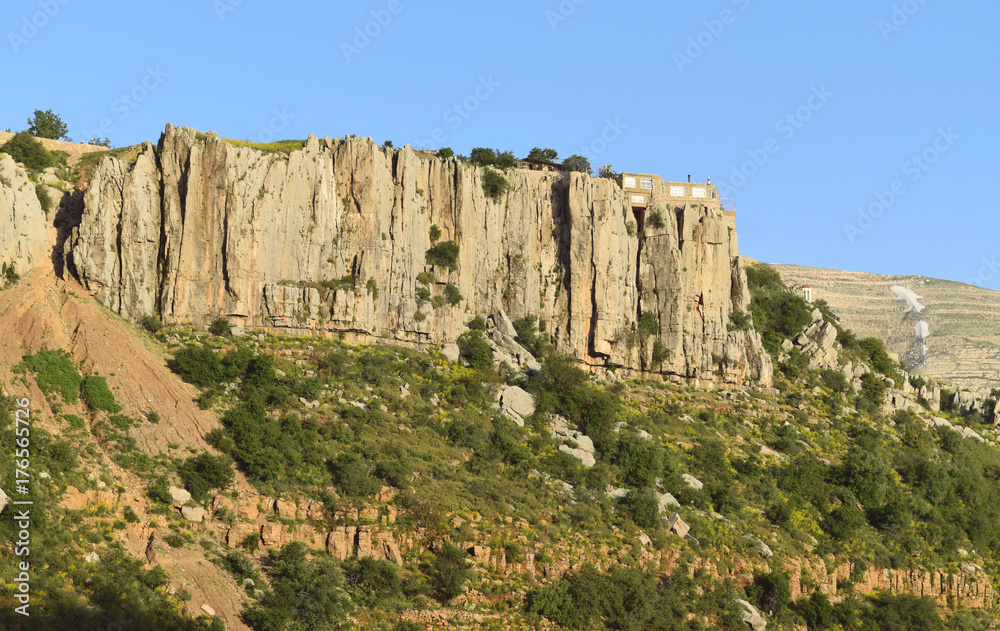 Maison posée sur une falaise instable Faraya Liban