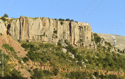 Maison posée sur une falaise instable Faraya Liban