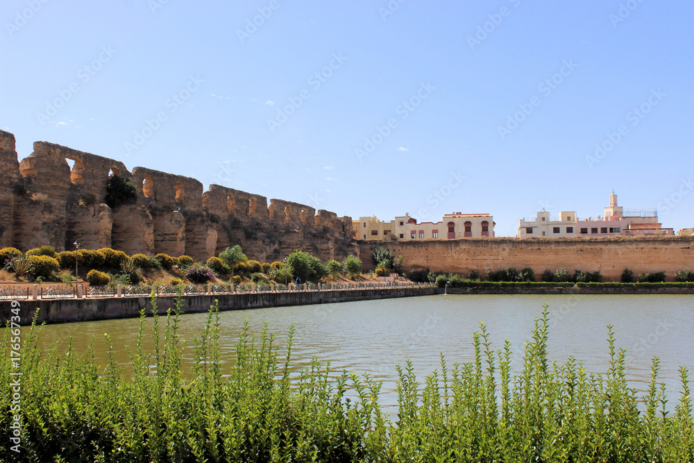 Park und See des königlichen Palastes in Meknes, Marokko