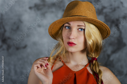 women in hat photo