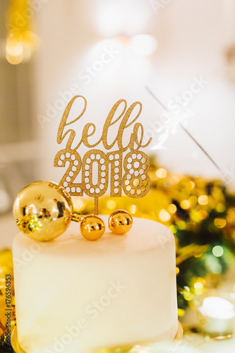 Hello 2018 - Silvester Dekoration mit Goldkugeln photo