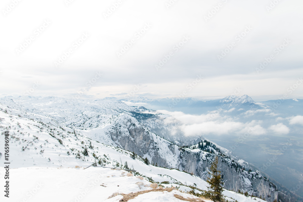 Berge mit Schnee und Nebelwolken im Salzburger Land
