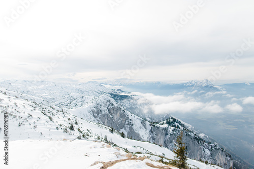 Berge mit Schnee und Nebelwolken im Salzburger Land