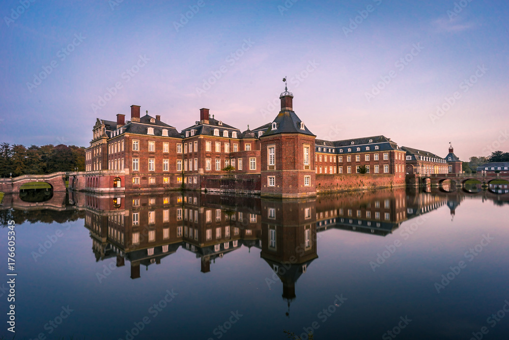 Fototapeta premium Schloss Nordkirchen im Herbst am Abend 