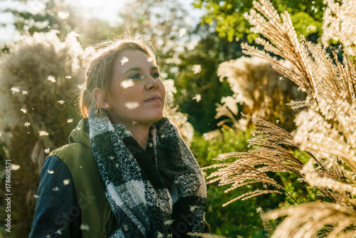 Eine junge Frau im Park steht im Pollenflug