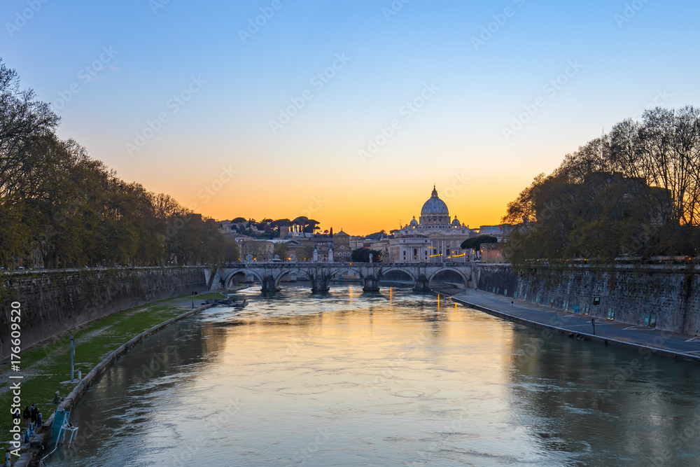 Obraz premium Sunset view of Vatican city state in Rome, Italy