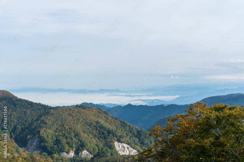 Naklejka premium 紅葉と広がる山々