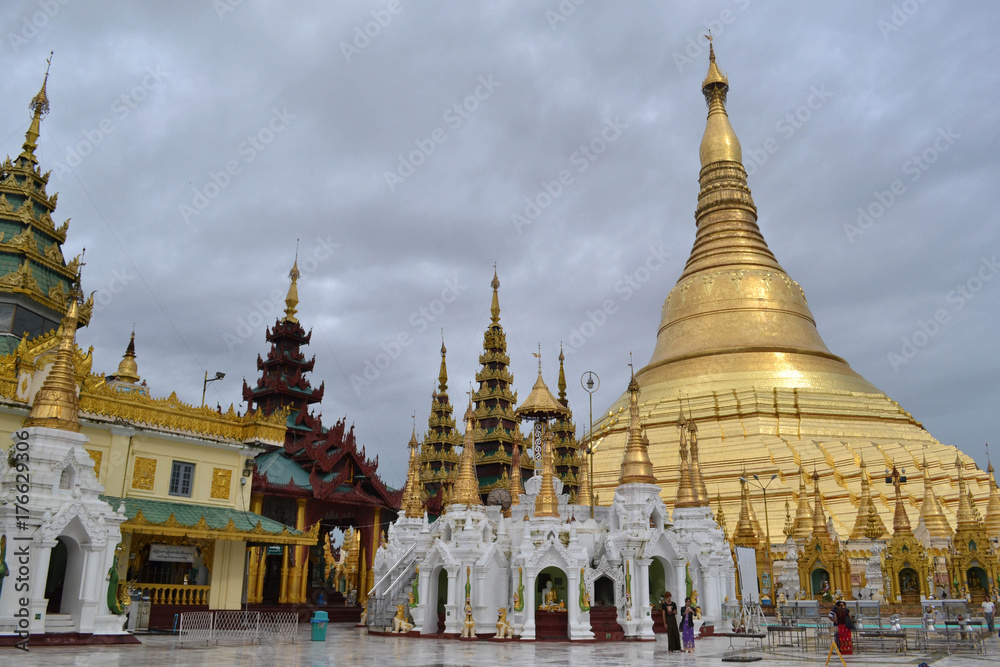 Fototapeta premium The national religious symbol of Burmese. It's the shwedagon Pagoda with its golden stupa, and many people visiting this place