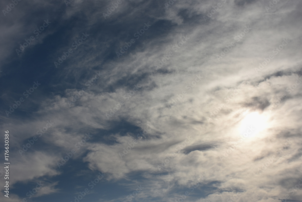 太陽と青空と雲「空想・雲のモンスター」(潜む、紛れる、潜伏などのイメージ）