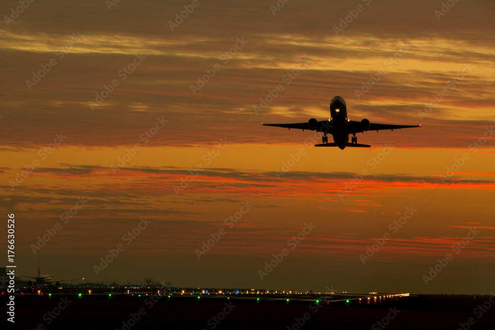 夕焼けの飛行機のシルエット 夕焼けの飛行機のシルエット